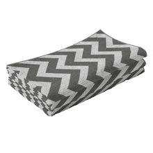 Outsunny Reversible Outdoor Garden Rug – Grey & White Zigzag (182cm x 121cm) Outsunny